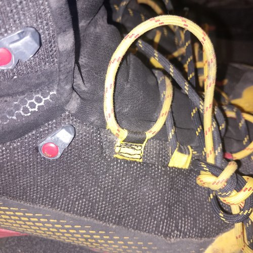 Fabric(!) eyelets on the Aequilibrium replaced under guarantee